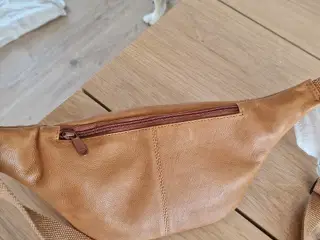 Ægte læder cross over taske i lækker brun farve,