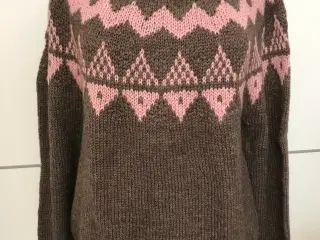 Håndstrikket sweater str. M/L