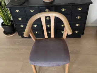 Spise stole i egetræ , med stof sæder 250kr pr stk