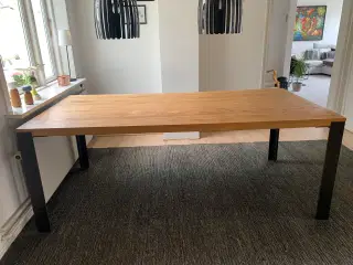 Massivt egetræs spisebord