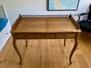Velholdt skrivebord/sekretær (midt 18-tallet)