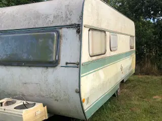 ældre campingvogn