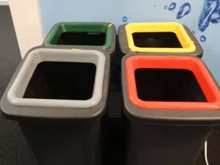 4 stk. Affaldsbeholdere m/låg 20 ltr