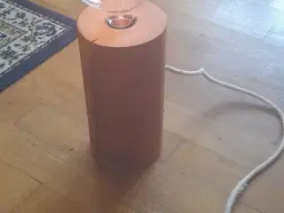 Bordlampe i træ