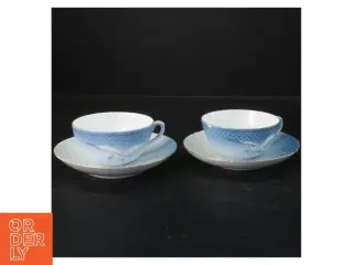To kaffekopper med underkopper fra Bing & Grøndahl (str. Ø 15 cm og ø 10 cm x 4,5 cm)
