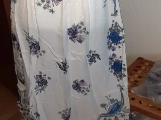 kjole m.smukt print af blomster og påfugle/ M og L