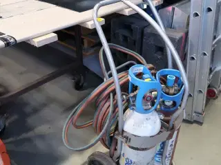 Vogn med skærebrænder (flasker medfølger ikke)