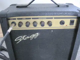 Elguitar m. forstærker, stativ, og guitarstemmer.