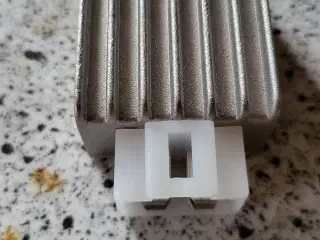 Lade relæ til Yamaha 20-25 HK 2 takt