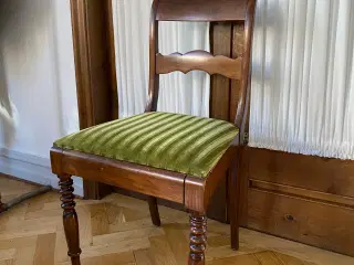 Flot brun stol med grønt sæde