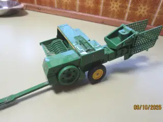 1 stk John Deere 348 og Massey Ferguson 1505