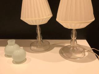 2 små glas lamper
