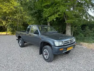 Toyota Hilux 2,4d 4x4 •En ejers•