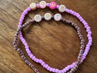 Hjemmelavet armbånd med tekst på 