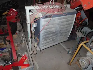 - - - Varmekalorifere med blæser