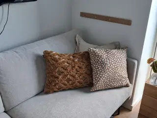Flot sofa i lysegråt stof 220 cm lang