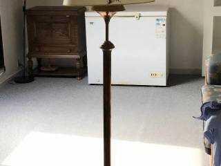 Standerlampe i mæssing, med skærm
