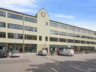 Erhvervslejemål i tidligere industriejendom velegnet til mange formål