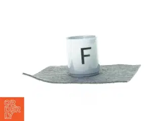 ny Kop / krus med F bogstav (str. 9 cm)