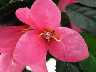 Kunstig rhododendron med krukke 155 cm grøn og pink