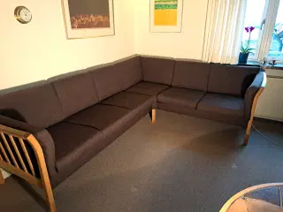 Hjørnesofa med egetræs stel