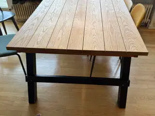 Spisebord i eg