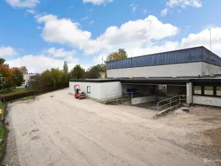Stort og flot lejemål velbeliggende i et eftertragtet erhvervsområde i Vallensbæk.
