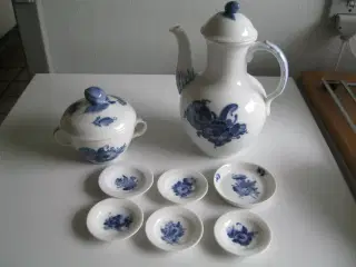 Blå blomst flettet RC 1. Kaffekande+sukkerskål m.m