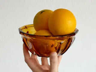 Ravfarvet glasskål, NB