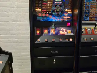 Spilleautomat og forskellige andre temaer sælges