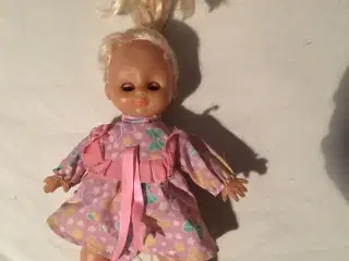 Lille dukke til salg