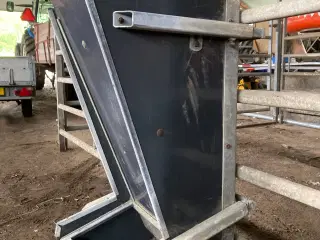 2 stk. Foder automat. Stål med plast sider.