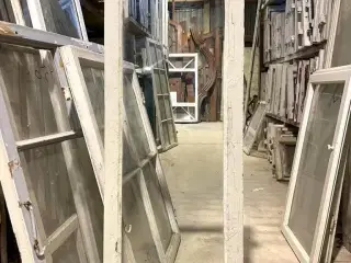 Smal 1-rudes vinduesramme m. blæst glas