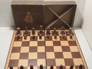 Gammelt skakspil mrk. Rajah-Skak 83L. (43 x 44)