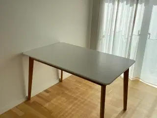 Hvidt spisebord, JEGIND