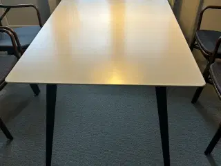 Hvid spisebord med sorte ben 