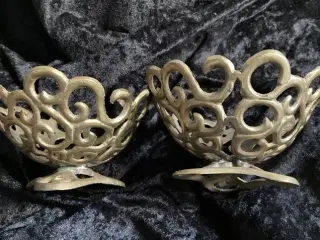 To små messing-skåle med fin ornamentik 