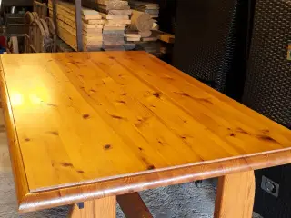 Rigtig godt solidt  fyrtræs spisebord