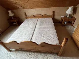 Dobbelseng i massiv fyrretræ inkl. 2 springmadres