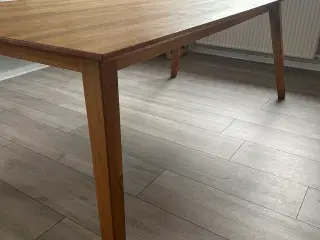 Massiv spisebord