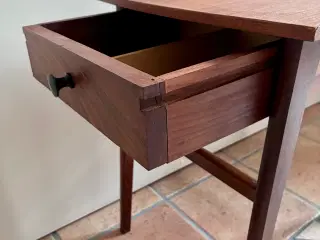 Teak sidebord 1950-1960’erne med skuffe