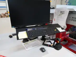 Computerskærm LENOVO, tastatur, håndscanner, computer LENOVO