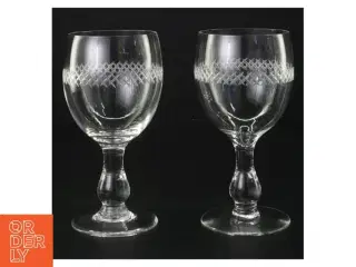 2 vinglas med slibninger (str. 15 x 7 cm)