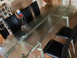 Spisebord i glas med stole 