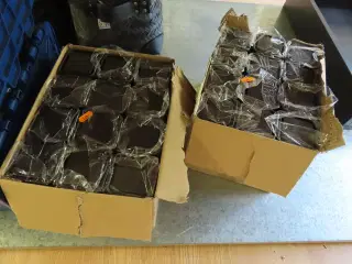 4 Kasser med blandede Blikdåser til te/chokolade