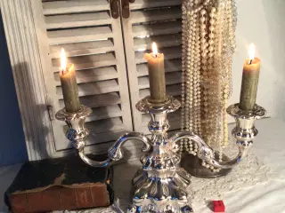 Trearmet lysestage i sølvplet