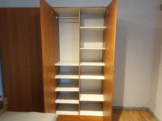 4-dørs garderobeskab i kirsebærfiner.