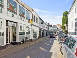 Investeringsejendom med bolig- og erhvervslejemål midt i Kolding centrum