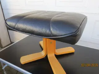 1 stk Fodskammel med sort læder 