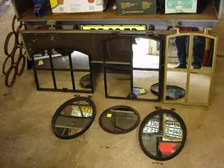 Støbejernsvinduer med og uden spejl.